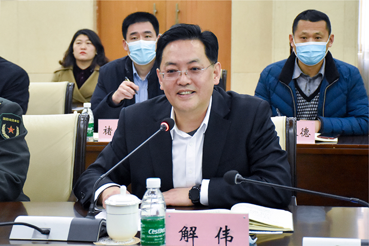 校党委副书记解伟出席会议并致辞